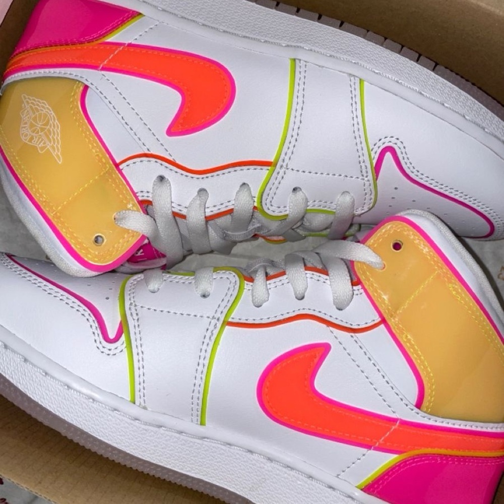 Discontinued Jordan Edge Glow colorway ✨
Women’s 8 — priced to sell